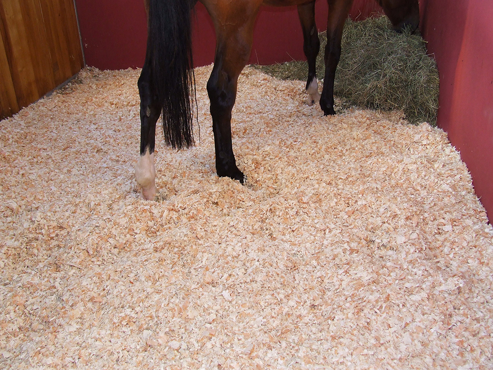 Les bouchons de paille traditionnelle constituent la première cause de colique chez le cheval, il est donc judicieux pour annihiler tout risque d’utiliser une de nos litières sécurisées !