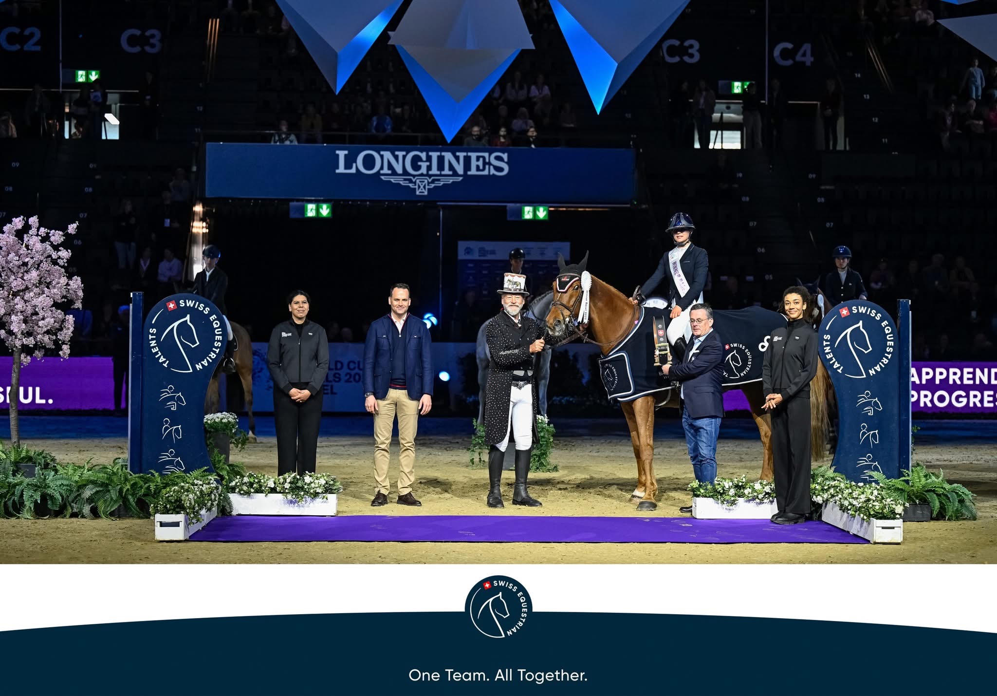 Remise des prix mémorable pour Alice Lainé avec Emerald Sitte*litiere-cheval.com après leur victoire en finale U25 du CHI Longines Bâle 2025 !