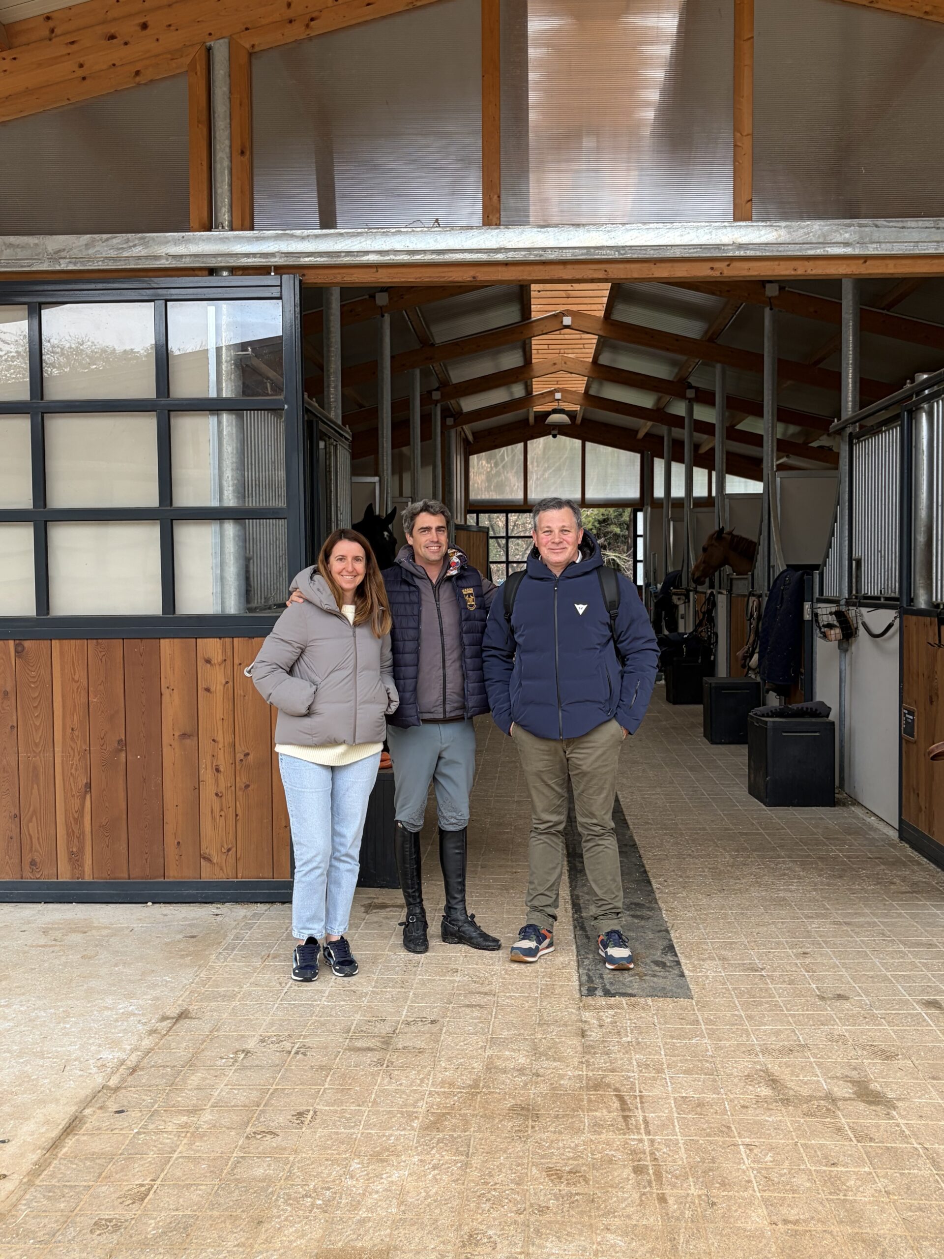 Une écurie tournée vers l’excellence mérite une litière d’exception : le partenariat entre litiere-cheval.com et l’Écurie Riviera Stables !